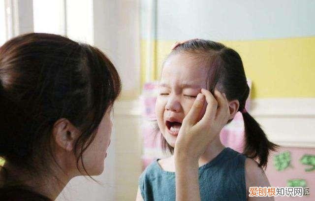 小孩子没有自信胆小怎么办，孩子胆小、不自信，不敢当众表达？教你3招练出自信娃