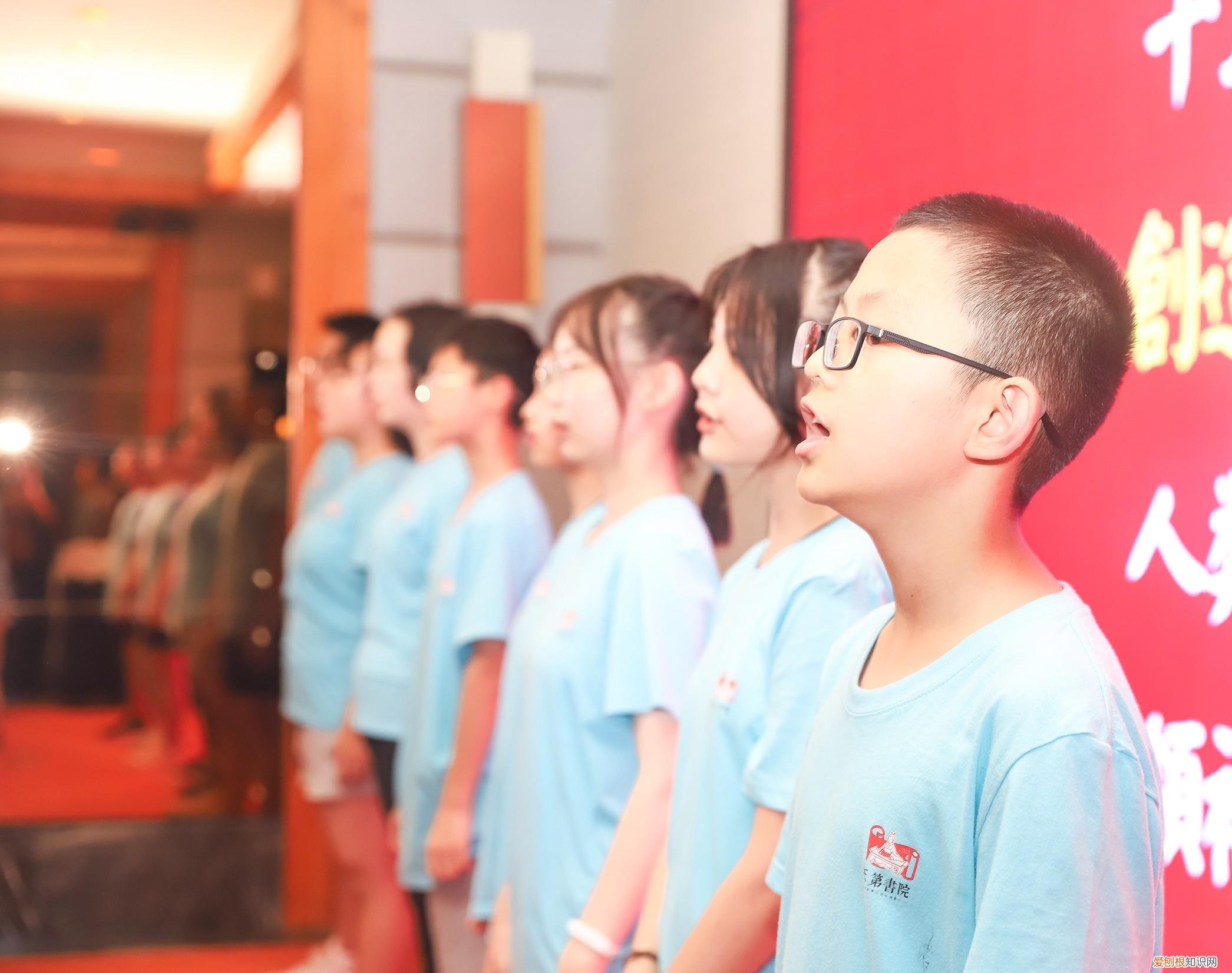 表扬孩子勇敢上台演讲的句子，少年领袖演说：如何培养孩子的自信心，让孩子敢上台演讲？吴守立