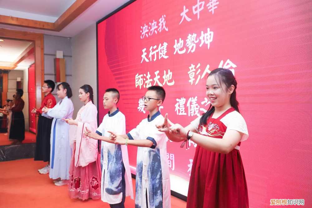 表扬孩子勇敢上台演讲的句子，少年领袖演说：如何培养孩子的自信心，让孩子敢上台演讲？吴守立