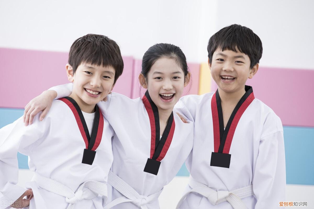 孩子的自信如何培养，怎样培养孩子的自信？聪明家长只4招，就养出自信不自负的好孩子