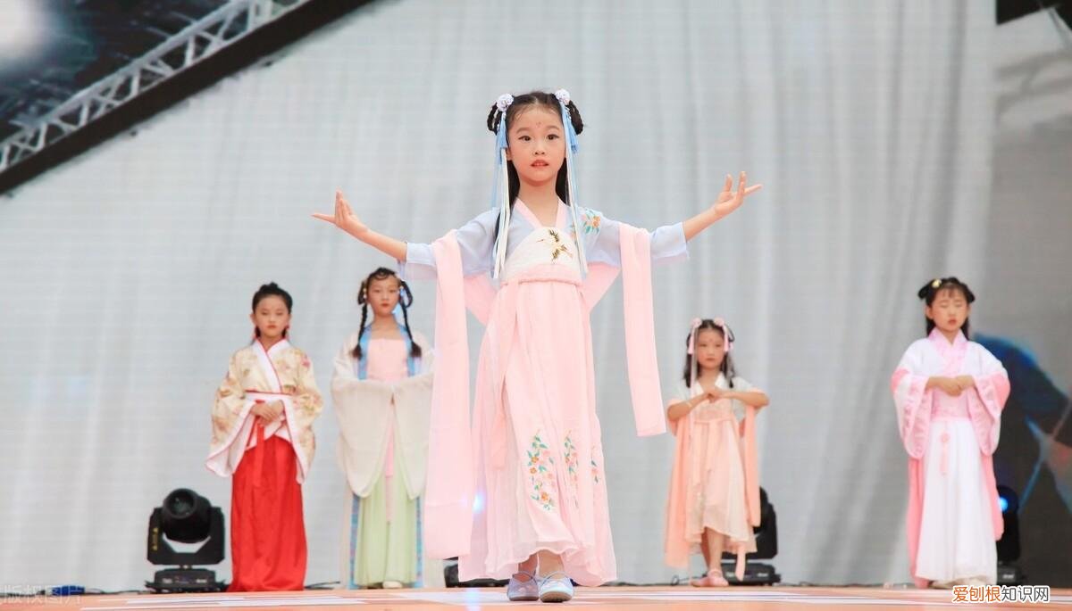 孩子的自信如何培养，怎样培养孩子的自信？聪明家长只4招，就养出自信不自负的好孩子