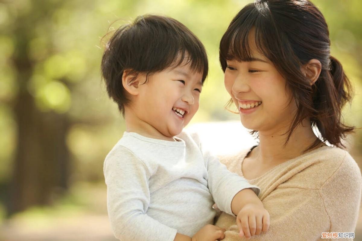 夸孩子好棒的句子,别再夸孩子“你真棒”效果会打折,教你3句话夸孩子,自信又优秀
