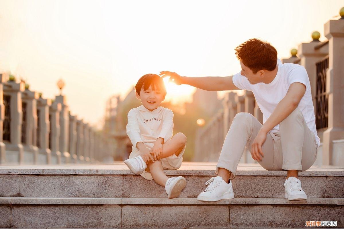 夸孩子好棒的句子,别再夸孩子“你真棒”效果会打折,教你3句话夸孩子,自信又优秀