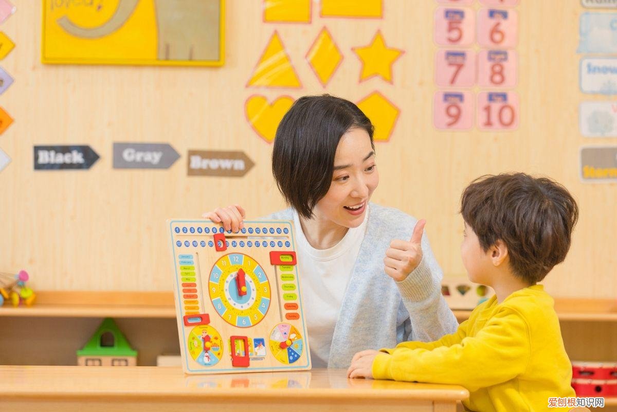 夸孩子好棒的句子,别再夸孩子“你真棒”效果会打折,教你3句话夸孩子,自信又优秀
