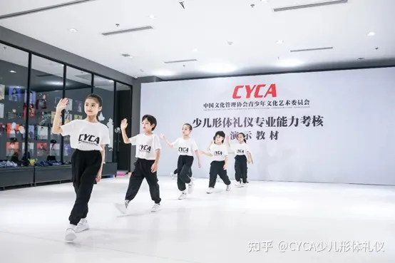 怎样让孩子克服害羞的心理，怎么从小培养孩子的自信心？小孩子太害羞，在外面不太敢表达怎么办？