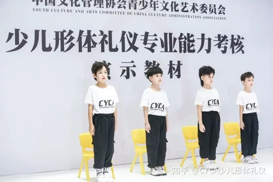 怎样让孩子克服害羞的心理，怎么从小培养孩子的自信心？小孩子太害羞，在外面不太敢表达怎么办？