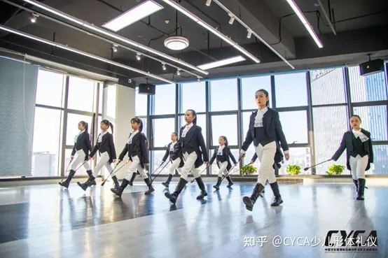 怎样让孩子克服害羞的心理，怎么从小培养孩子的自信心？小孩子太害羞，在外面不太敢表达怎么办？