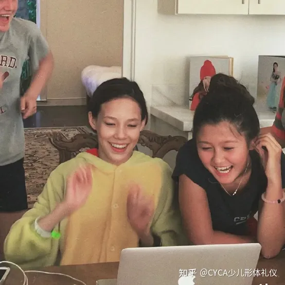 怎样让孩子克服害羞的心理，怎么从小培养孩子的自信心？小孩子太害羞，在外面不太敢表达怎么办？