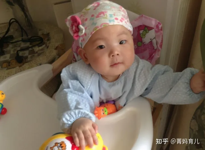 一岁的孩子正确的喂养方法是什么，一岁是孩子喂养的分水岭，5种喂养方式要改变，妈妈别偷懒