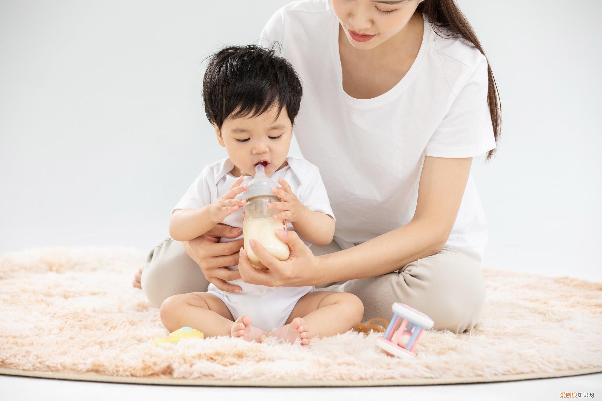 一岁宝宝应该多喝奶还是多吃饭,孩子一岁后多吃饭还是多喝奶?喝奶粉还是喝牛奶?怎么选更营养