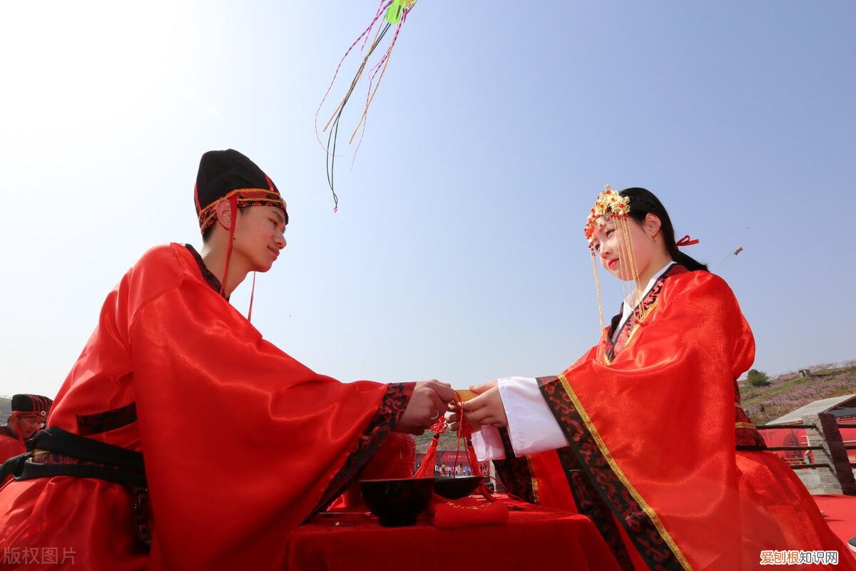 古人读的书多的时候需要用车来拉,与之相关的成语是，10个古代生活冷知识，外出看书竟然用车拉