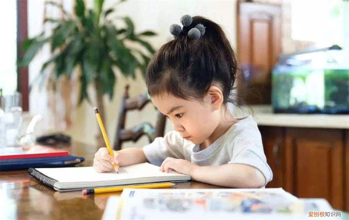 怎样让小孩专注力提高，怎么提升孩子专注力？2个方法，每天10分钟，拉开和同龄人差距