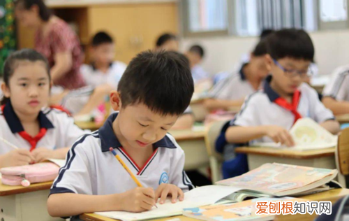 小宝宝专注力训练方法，每天20分钟，孩子玩出超强专注力，妈妈的方法很简单值得学习