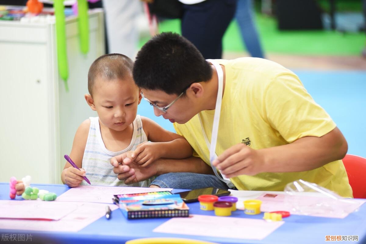 老师点名批评小孩,该怎么回答老师,3岁儿子被老师点名批评专注力差,博士妈妈教我1个方法,简单实用