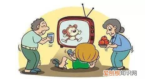 三岁前该不该让孩子看电视,怎么看更适合呢,一起了解下吧,孩子三岁前能不能看电视