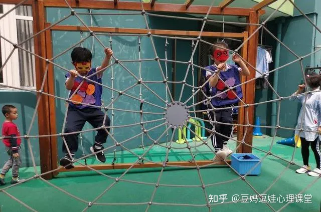 婴儿的专注力，专注力是孩子未来学习及工作成功的重要能力 ，注意力从宝宝出生起就要开始训练，锻炼平衡觉的方法 。