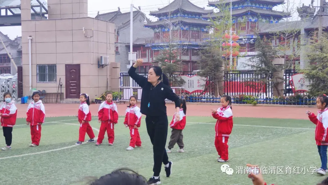 「育红小学?共同体」音体美学以致“趣”共同体凝心聚力