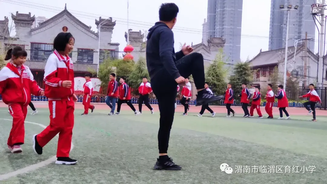 「育红小学?共同体」音体美学以致“趣”共同体凝心聚力