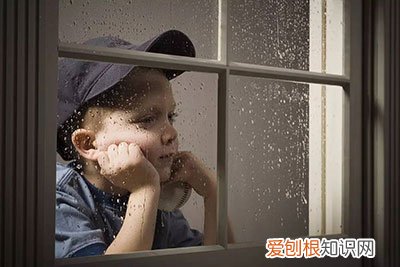 活泼爱动的孩子,为什么上了幼儿园后越来越内向?,孩子在家开朗活泼在幼儿园内向原因