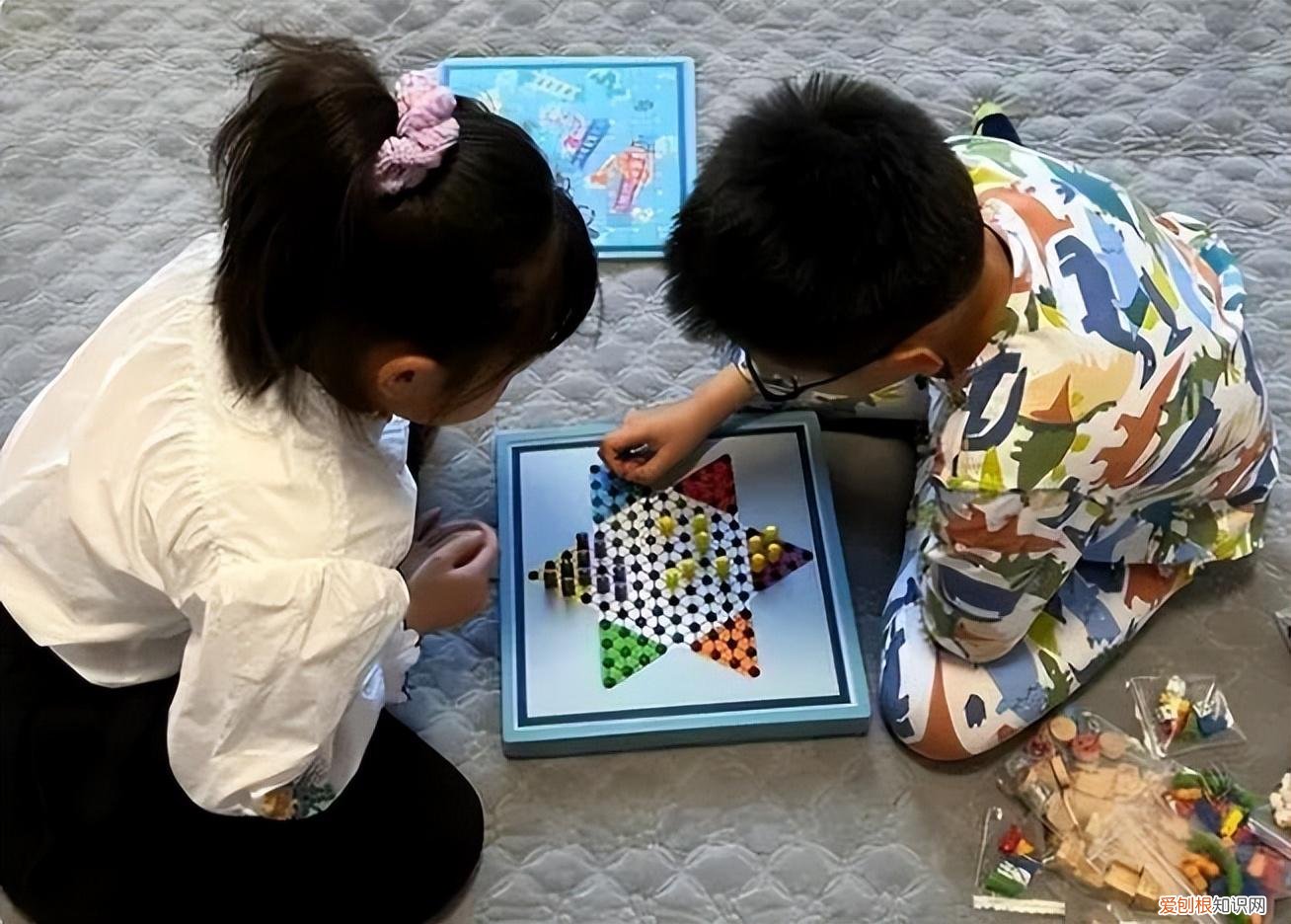 提升孩子专注力的10大方法,如何提升孩子的专注力,让孩子静心学习,下棋是个好方法