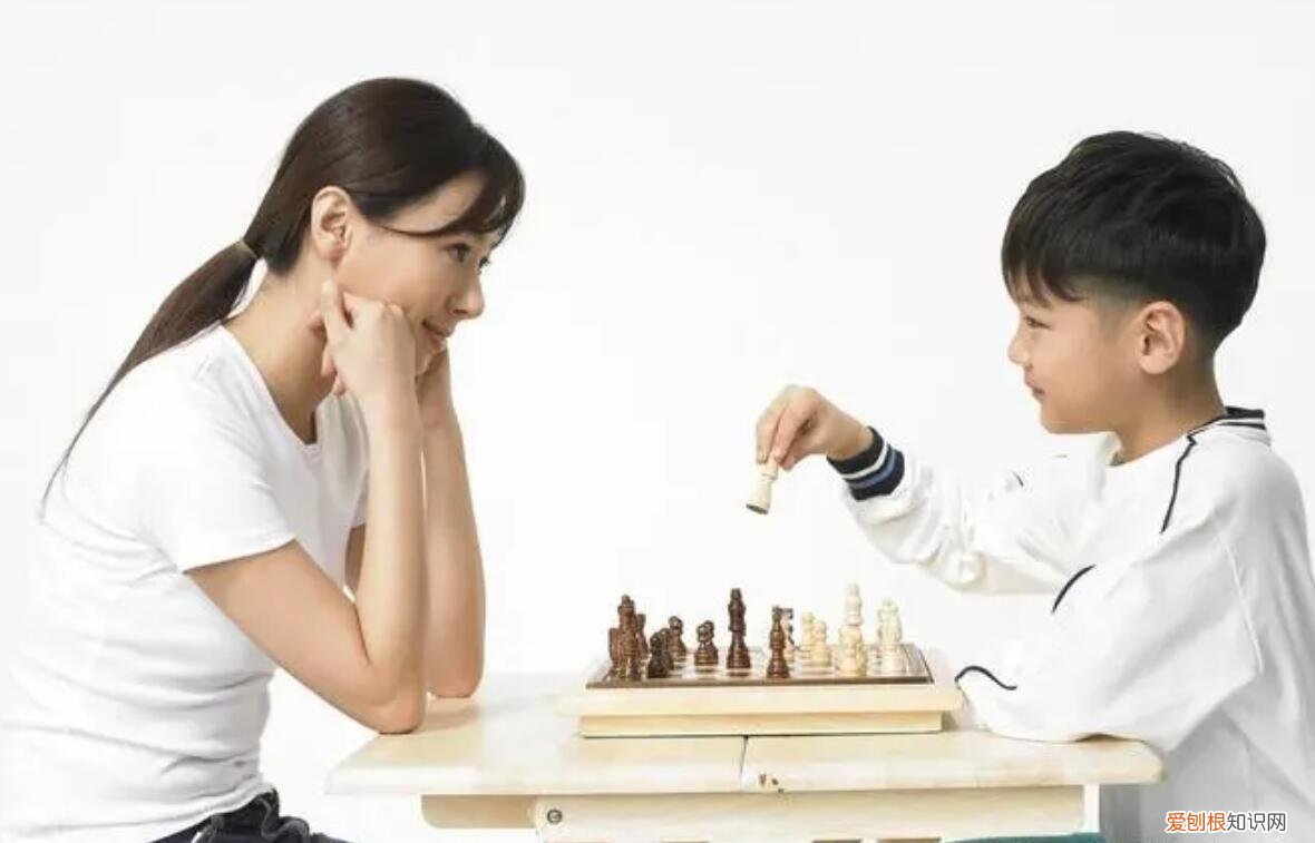 提升孩子专注力的10大方法,如何提升孩子的专注力,让孩子静心学习,下棋是个好方法