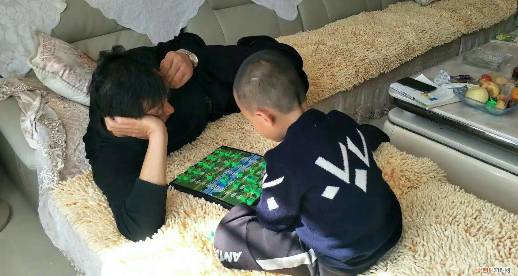 提升孩子专注力的10大方法,如何提升孩子的专注力,让孩子静心学习,下棋是个好方法