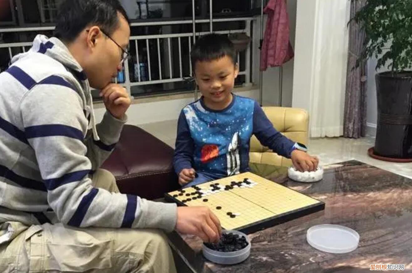 提升孩子专注力的10大方法,如何提升孩子的专注力,让孩子静心学习,下棋是个好方法