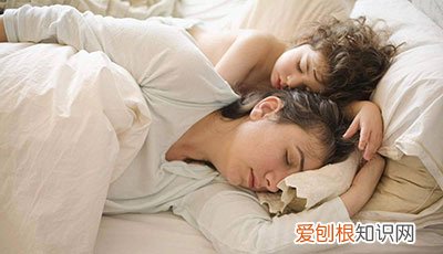 想跟孩子分床睡,最好赶在这个年龄段之前。,小孩最佳分床睡年龄