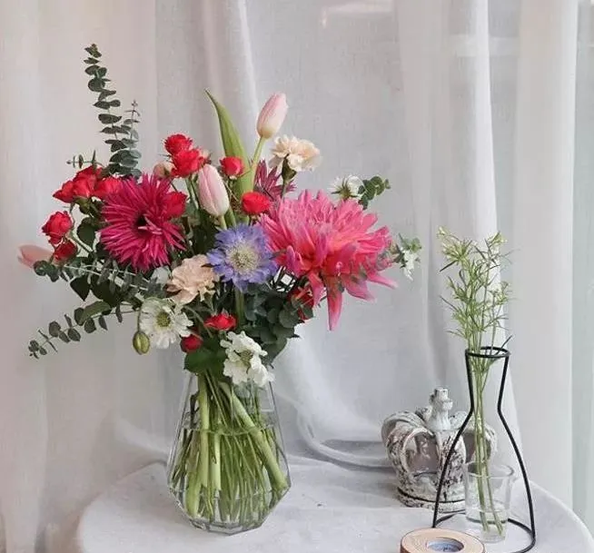 插花瓶的花怎样才长久，把花成功插到瓶子里也是有技巧的，学会这几种分分钟变大师