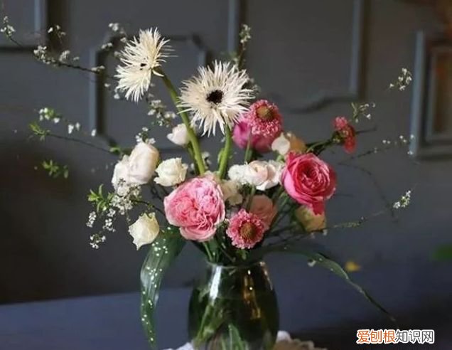 插花瓶的花怎样才长久，把花成功插到瓶子里也是有技巧的，学会这几种分分钟变大师