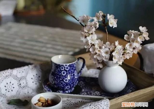 插花瓶的花怎样才长久，把花成功插到瓶子里也是有技巧的，学会这几种分分钟变大师