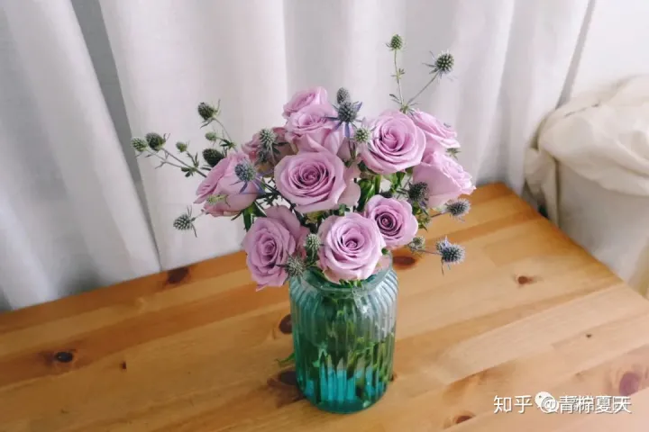 室内花瓶插花,【花艺实验室 Vol.2】花瓶插花小技巧 — 1~2种花材也能插的很好看
