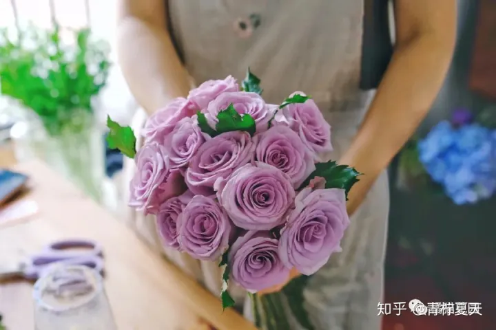 室内花瓶插花,【花艺实验室 Vol.2】花瓶插花小技巧 — 1~2种花材也能插的很好看