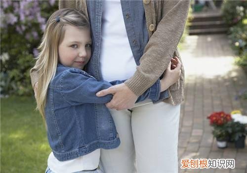 导致孩子自卑的,往往不是别人,而是父母，孩子自卑、没自信？取决于父母的教育，多数父母用3种方法引导