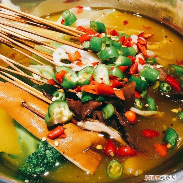 想象作文巧克力王国，三年级《奇妙的想象》范文两篇：穿越到零食王国，当了国王玩乐高