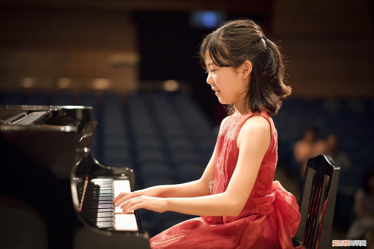小孩上课总走神开小差咋么办,孩子上课开小差、走神,教你4招培养孩子专注力