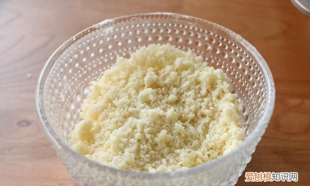 100克低筋面粉做蛋糕要放几个鸡蛋