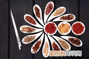 脚趾甲盖有黑色斑点是怎么回事 ，脚趾甲盖有黑色斑点是怎么回事图片