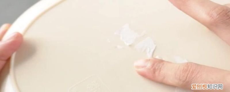贴贴纸贴在桌子上怎么撕掉，贴在桌子上的贴纸怎么撕下来