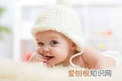 婴儿睡觉太热的表现是什么 ，新生婴儿睡觉太热什么症状