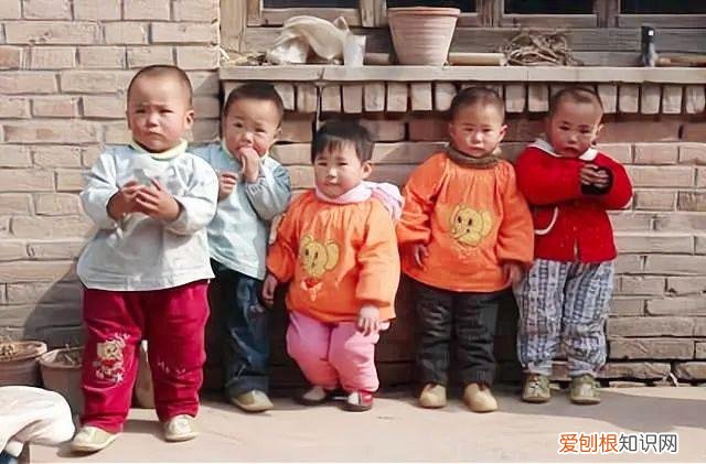 35岁产妇执意生5胞胎,养育19年后坦言:如果重选,一个都不要