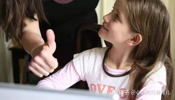 应该多鼓励孩子使他们变得自信，如何让一个小孩子乐观又自信？这样夸他就完了！
