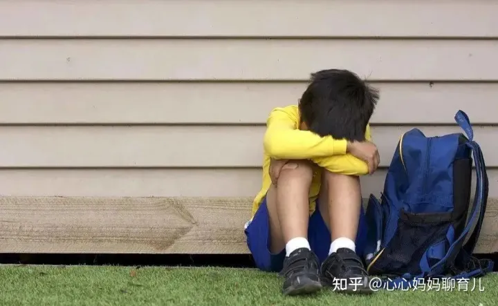 应该多鼓励孩子使他们变得自信，如何让一个小孩子乐观又自信？这样夸他就完了！