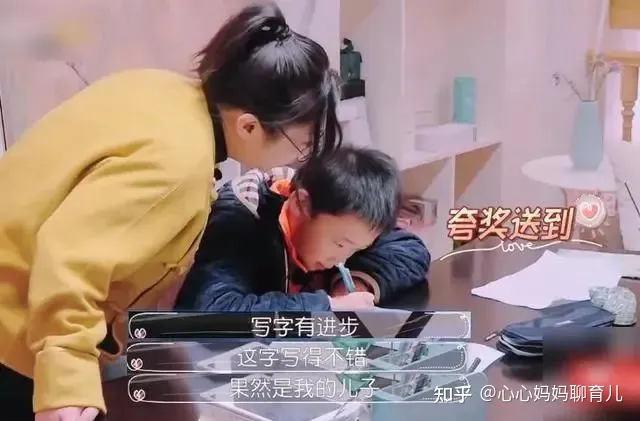 应该多鼓励孩子使他们变得自信，如何让一个小孩子乐观又自信？这样夸他就完了！
