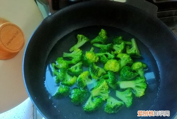 虾仁西兰花的做法,芹菜炒虾仁的家常做法