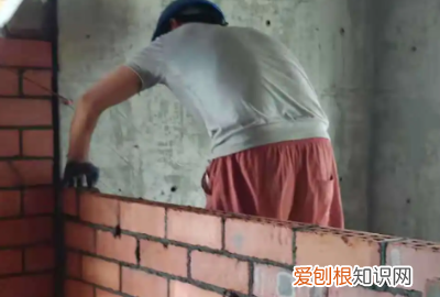 砌砖角用眼看垂直技巧，砌砖眼睛怎样瞄线视频