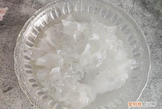 桃胶银耳莲子羹适合什么季节吃