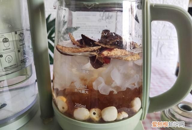 桃胶银耳莲子羹适合什么季节吃