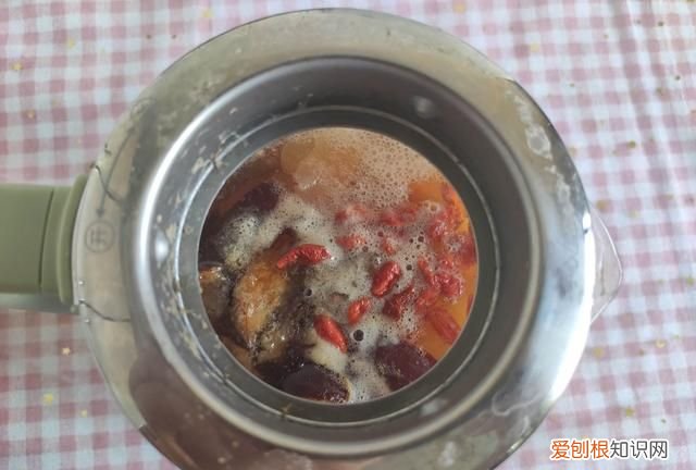 桃胶银耳莲子羹适合什么季节吃