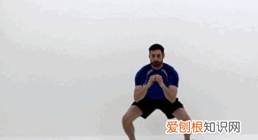 标准深蹲是什么样的,杠铃深蹲的动作标准是什么